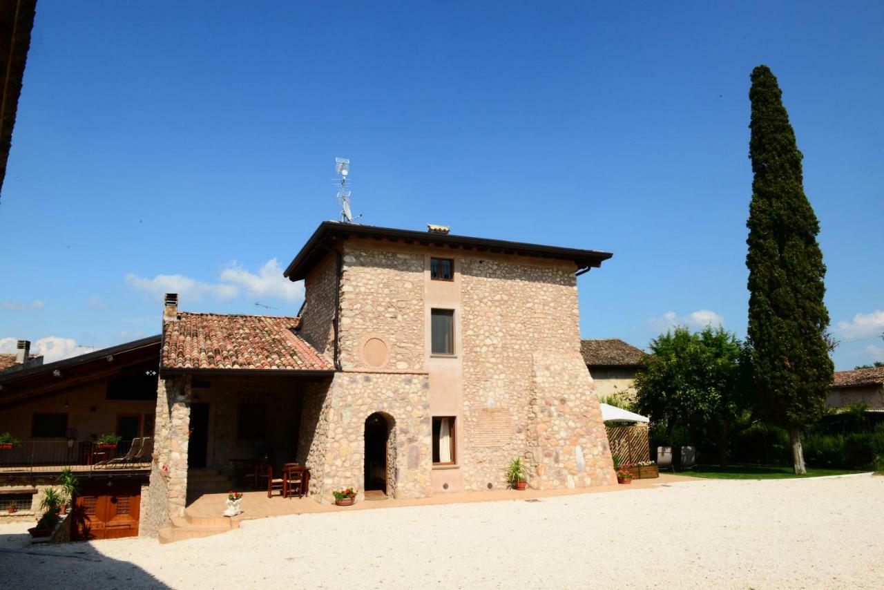 Corte Davini Agriturismo Villa Monzambano Exterior photo